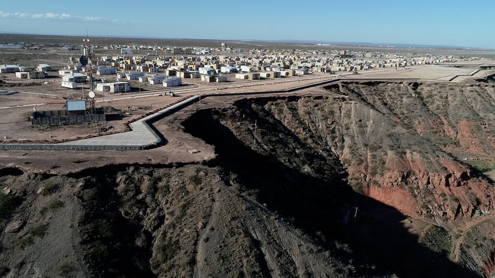 Vaca Muerta: una potencia mundial de gas donde sus habitantes se calientan <br>con leña